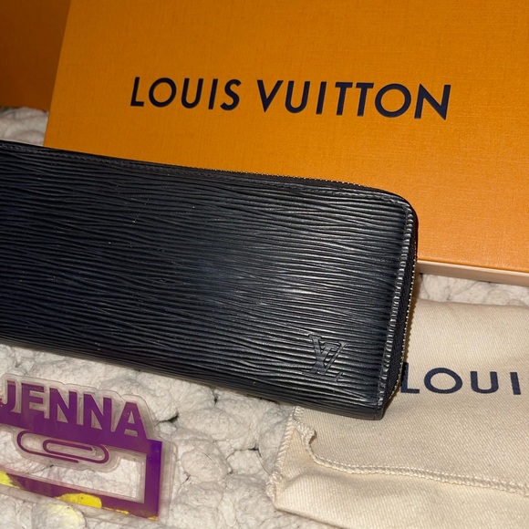 🚫SOLD🚫Louis Vuitton Clemence Epi Noir Wallet - Picture 4 of 12